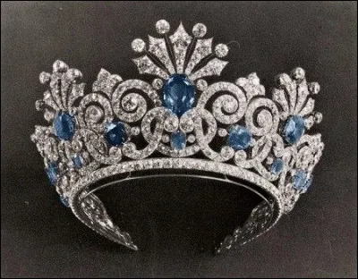 Dans "L'Aigle noir", chanson de Barbara, que portait à son front "l'oiseau roi couronné" ?