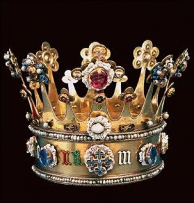 À l'initiative de quel roi, la ville fortifiée d'Aigues-Mortes a-t-elle été construite ?