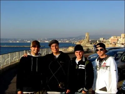 Ironik est lequel gars sur la photo?