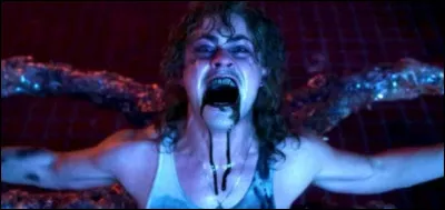 Dans la saison 3, quand Billy est possédé par le Flagelleur Mental et qu'il vient prendre Elfe, qui assomme-t-il en premier ?