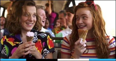 De quelle couleur sont les imperméables de Onze et de Max lorsqu'elles vont chez les parents de Heather pour voir si tout va bien ?