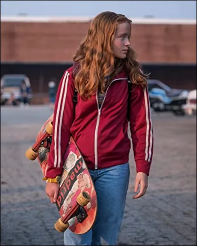 Pourquoi Onze fait-elle tomber Max de son skate lorsque Max et Mike sont dans le gymnase ?