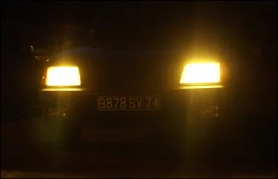 En France, jusqu'en quelle année les phares jaunes étaient-ils obligatoires sur les véhicules ?