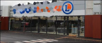 Un supermarch&eacute; est aussi pr&eacute;sent afin de permettre &agrave; la communaut&eacute; &eacute;tudiante de faire des courses &agrave; bas prix. D'apr&egrave;s le logo, quel est le nom de ce commerce ?