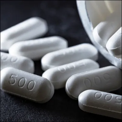 Quel compos&eacute; chimique antalgique, qui peut endommager le foie au-del&agrave; de 3 grammes par jour, est le m&eacute;dicament le plus prescrit en France ?