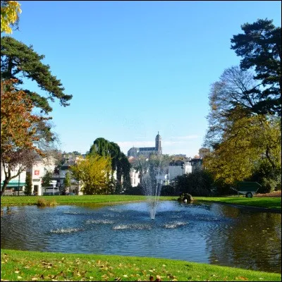 Quel morceau de tissu est une sp&eacute;cialit&eacute; de la ville de Cholet ?