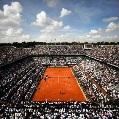 Quelle joueuse de tennis fran&ccedil;aise, qui comptabilise huit titres en simple, a remport&eacute; Roland-Garros en double en 2016 ?