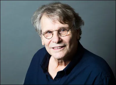 Qui est cet écrivain, auteur du roman policier ''La Fée Carabine'' ?