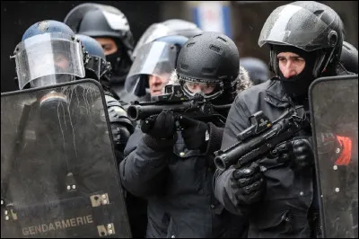 Que signifie l'acronyme LBD, arme non létale utilisée par les forces de police ?