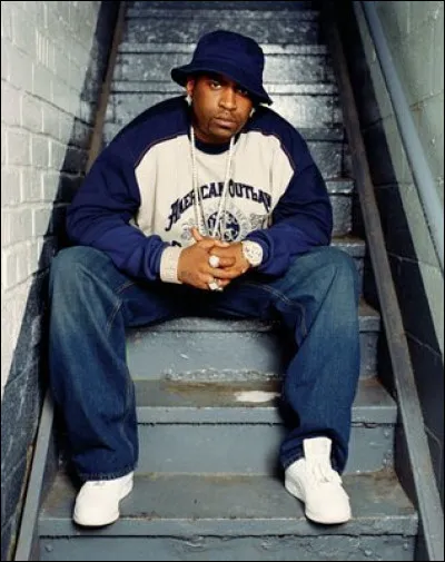 Je ne suis vraiment pas un grand rappeur, mais je suis le pote de 50 Cent. Voilà pourquoi, quand j'étais en prison, tout le monde criait pour ma libération. Pas parce que j'étais un super rappeur ou parce que j'étais innocent, juste parce que j'étais le pote de 50 Cent. J'ai quand même sorti un bon morceau dans ma vie, il s'appelait "So seductive". Qui suis-je ?