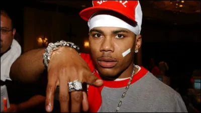 Il fut un temps où il n'était pas anormal de confondre ma réussite à celle de Eminem, 50 Cent ou Jay-Z ! J'ai vendu beaucoup d'albums et ai rendu cool le fait d'avoir un pansement sur la face. On me connaît notamment à cause d'un gros "dilemme" que j'ai eu avec une copine de Beyoncé. Qui suis-je ?