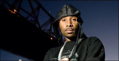 Sans moi, ces foutus rappeurs français continueraient de renier leur langue, et utiliseraient des anglicismes à ne plus savoir qu'en foutre. Avec moi, "we don't give a fuck" devient "on n'en donne pas une baise", "bitch nigga devient "pute nègre", et surtout "ya heard ?" devient "t'entends ?". Qui suis-je ?