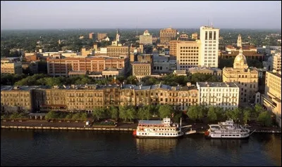 Dans quel Etat se trouve la ville de Savannah, fondée en 1733 sur la côte ?