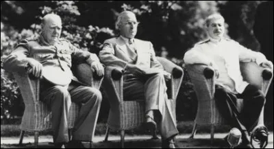 Churchill va œuvrer auprès de Staline et Roosevelt pour que la France ait après les combats...