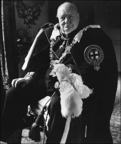 La reine d'Angleterre décora Churchill de la plus haute distinction en hommage à son courage. Laquelle ?