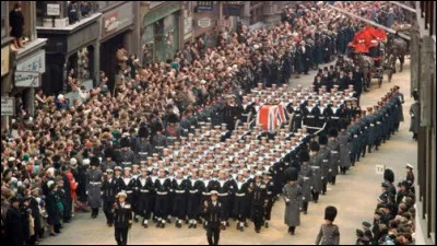 À sa mort en janvier 1965 il a droit à des obsèques nationales. Combien de chefs d'États ou d'ambassadeurs font le déplacement ?