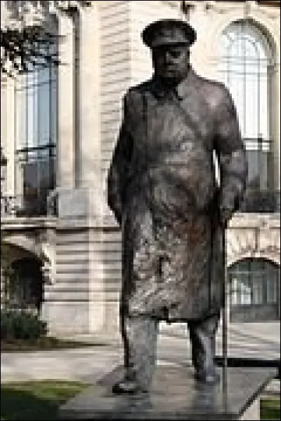 Une statue de Churchill est érigée en France par Jacques Chirac et la reine Elizabeth II en 1998. Où peut-on l'observer à Paris ?