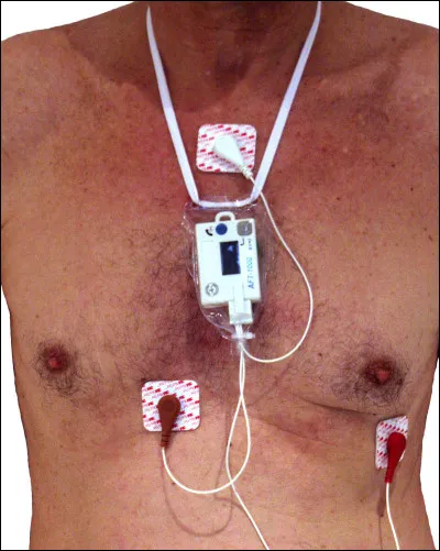 Quel nom porte la sorte de bateau, fait d'un tronc d'arbre creusé, en usage autrefois chez les Scandinaves ?