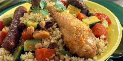 Le "couscous", qui est quasiment devenu un plat national en France, se sert traditionnellement avec ...