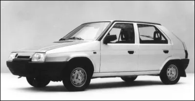 J'espère que cette voiture venue d'Europe centrale vous a plu, peut-être qu'elle deviendra votre voiture favorite. J'en doute mais comme on dit, les goûts et les couleurs sont dans la nature. Quel est le nom de cette voiture ?