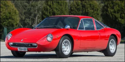 Cette sportive est le premier modèle manufacturé par un pilote d'origine argentine. Saurez-vous me nommer cette sportive ?