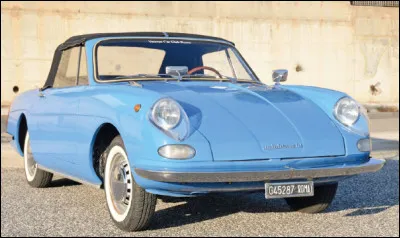 Ce cabriolet a été produit par une ancienne filiale FIAT qui est aujourd'hui disparue. Ce cabriolet a la particularité d'être la première voiture italienne à avoir été construite de série en fibre de verre. Quel est son nom ?