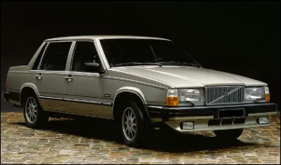 Venu de Scandinavie, ce constructeur a collaboré avec deux constructeurs français afin de concevoir des moteurs en commun dont un V6. Cette berline était équipé de ce V6, quel est son nom ?