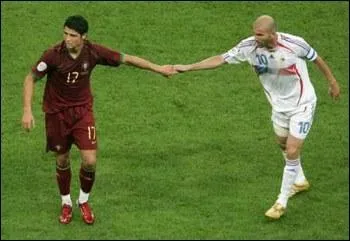 A qui, Ronaldo donne-t-il la main ?
