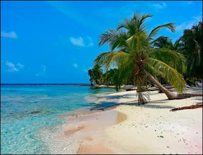 Quelles sont les deux &eacute;tendues d'eau qui entourent la R&eacute;publique dominicaine ?