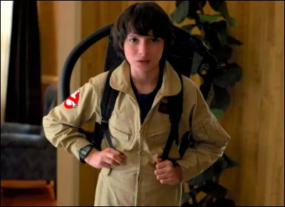 Quel prénom est indiqué sur son costume de Ghostbusters dans la saison 2 ?
