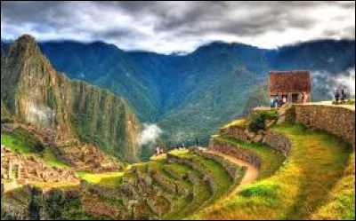 Nous approchons de notre première destination ; le Pérou. Avant d'arriver, pouvez-vous me rappeler comment se nomment les habitants de ce pays ?