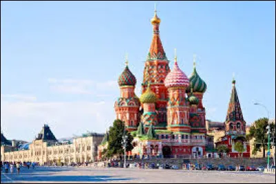 Nous sommes enfin arrivés dans le plus grand pays de la planète ; la Russie. Nous sommes situés à Moscou, sur une place très célèbre dont j'ai oublié le nom.