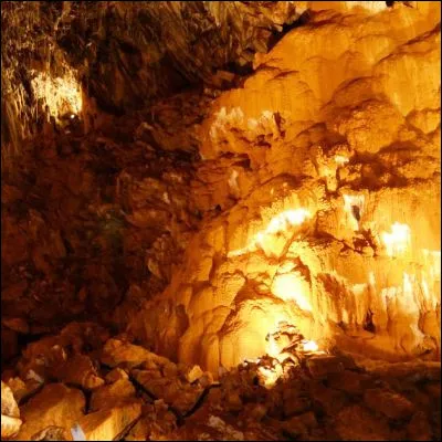 Comment appelle-t-on une concr&eacute;tion qui se forme sur le sol par la chute lente et continue d'eau ?