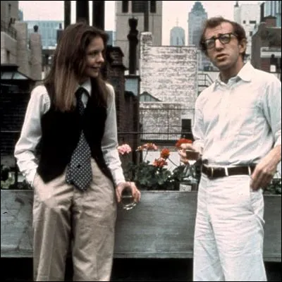Quel universitaire, th&eacute;oricien des m&eacute;dias, appara&icirc;t dans son propre r&ocirc;le dans une sc&egrave;ne m&eacute;morable du film "Annie Hall" de Woody Allen ?