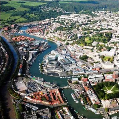 Quelle ville portuaire anglaise, l'une des plus importantes du monde entre le XIVe et le XVIIIe si&egrave;cle, est &eacute;galement fortement li&eacute;e &agrave; l'histoire de l'avion Concorde ?