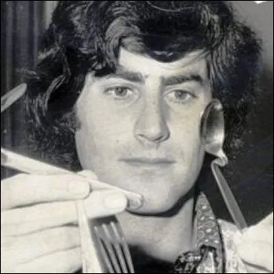 Quel magicien, qui a anim&eacute; plusieurs &eacute;missions de t&eacute;l&eacute;vision, a d&eacute;montr&eacute; que les pouvoirs surnaturels du parapsychologue Uri Geller n'&eacute;taient que des tours de passe-passe ?