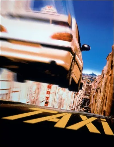 Le film "Taxi" met en scène un taxi blanc Peugeot customisé et bodybuildé. Qui en est le réalisateur ?