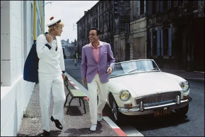 Dans l'inoubliable comédie musicale "Les Demoiselles de Rochefort" quelle auto conduit le danseur Gene Kelly ?