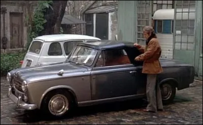 Ce cabriolet Peugeot 403 dans le film "Le Magnifique" interprété par Belmondo a un point commun avec un célèbre détective. Lequel ?