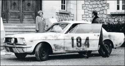 Quelle voiture mythique des années 60 Jean-Louis Trintignan conduit-il dans le film "Un Homme et une Femme" de Claude Lelouch ?