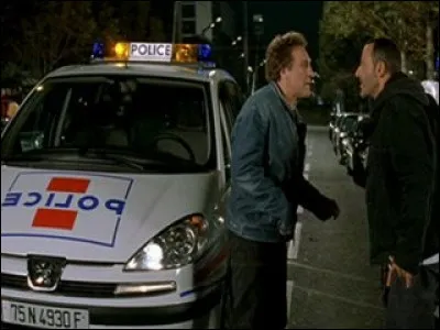 Dans le film "Tais-toi", Depardieu a la fâcheuse tendance à voler des voitures de police. Quel est ce modèle ?