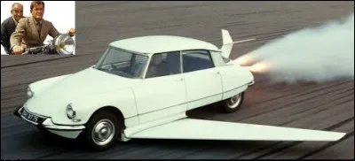 Dans le film ''Fantômas'', quel véhicule Jean Marais utilise-t-il pour décoller dans les airs ?