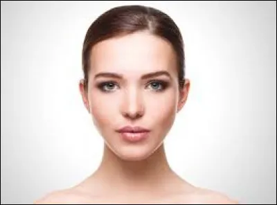 Quel fruit est connu pour réduire l'acné et les cernes autour des yeux ?