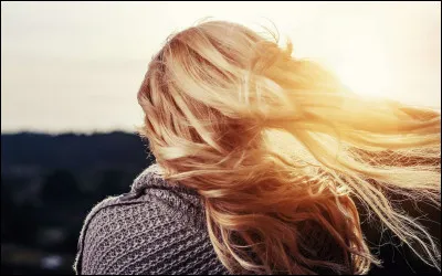 Pourquoi les cheveux s'éclaircissent-ils sous l'action du Soleil ?