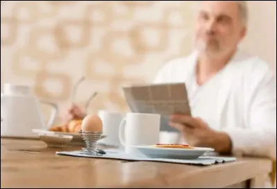 ''Je regarde sur la chaise le journal du matin
Les nouvelles sont mauvaises d'où qu'elles viennent
''Crois-tu qu'il va neiger ?'' me demande-t-elle soudain
Me feras-tu un bébé pour Noël ?'' 

Qui est l'interprète de ces paroles ?