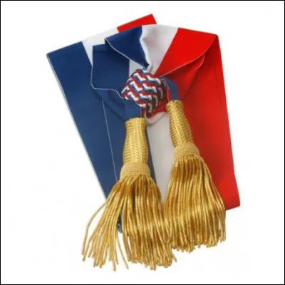 Sur quelle épaule se place traditionnellement l'écharpe tricolore des maires ?