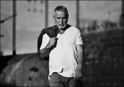 Dans la chanson "On the Road Again" de Bernard Lavilliers, il chante "nous étions jeunes et..."  ?