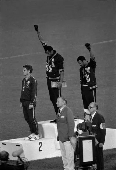 Lors de la remise des prix de quelle épreuve, les athlètes noirs Tommie Smith et John Carlos levèrent-ils le poing aux JO de Mexico en 1968 ?