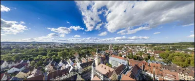 Commune d'environ 16 000 habitants, dans quel pays se situe Poing ?