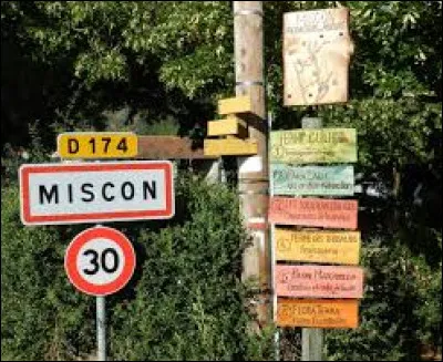 Nous sommes à présent en Auvergne-Rhône-Alpes, à l'entrée de Miscon. Petit village de 55 habitants, dans l'arrondissement de Die, il se trouve dans le département ...